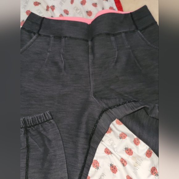 Lululemon crop pants, size 10. - Picture 6 of 16